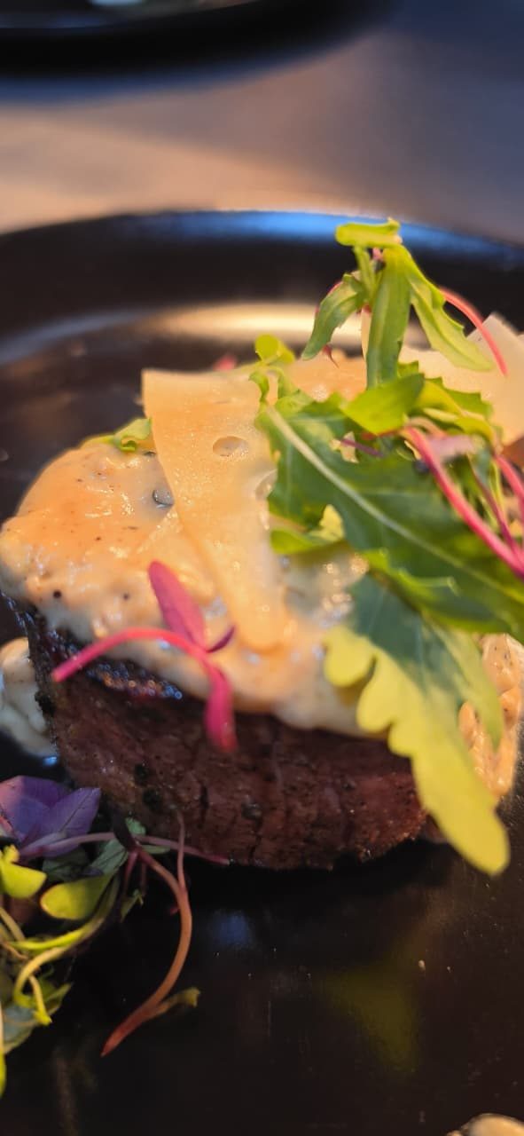 Grilled fillet medallion with creamy pepper sauce, shaved cheese and rocket